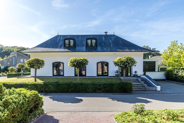 Te koop: Op een schitterende en rustige locatie in de geliefde villawijk "Moltbos" staat deze stijlvolle, vrijstaande villa met een uitzonderlijk royaal woonoppervlak.